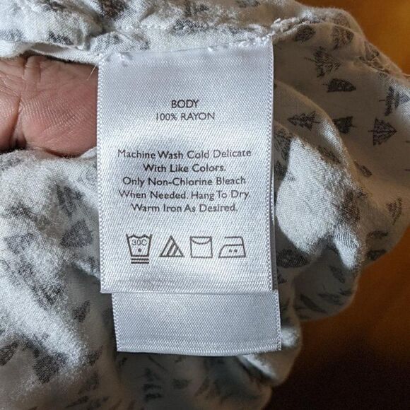 EDDIE BAUER 100% RAYON OFF WHITE W/BLACK PINE TREES LONG SLEEVE BLOUSE - 2XL - Picture 4 of 6